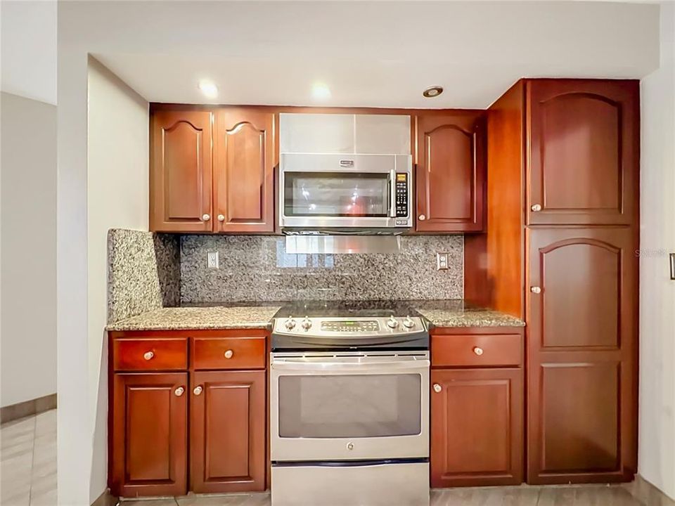 Activo con contrato: $458,000 (2 camas, 2 baños, 2158 Pies cuadrados)