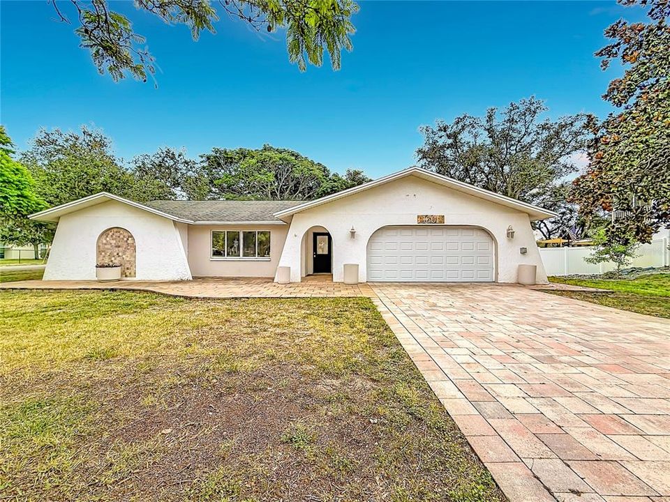 Activo con contrato: $458,000 (2 camas, 2 baños, 2158 Pies cuadrados)