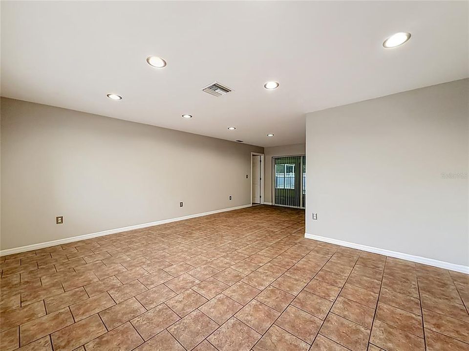 Activo con contrato: $458,000 (2 camas, 2 baños, 2158 Pies cuadrados)