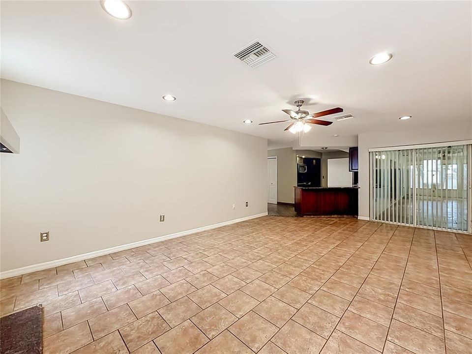 Activo con contrato: $458,000 (2 camas, 2 baños, 2158 Pies cuadrados)