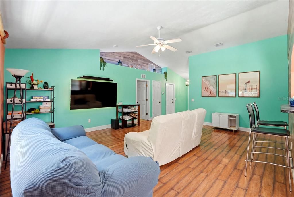 For Sale: $299,000 (3 beds, 2 baths, 1432 Square Feet)