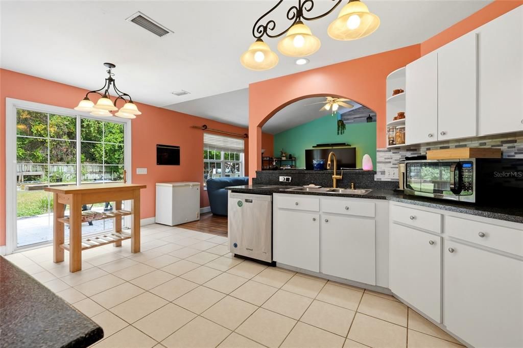For Sale: $299,000 (3 beds, 2 baths, 1432 Square Feet)