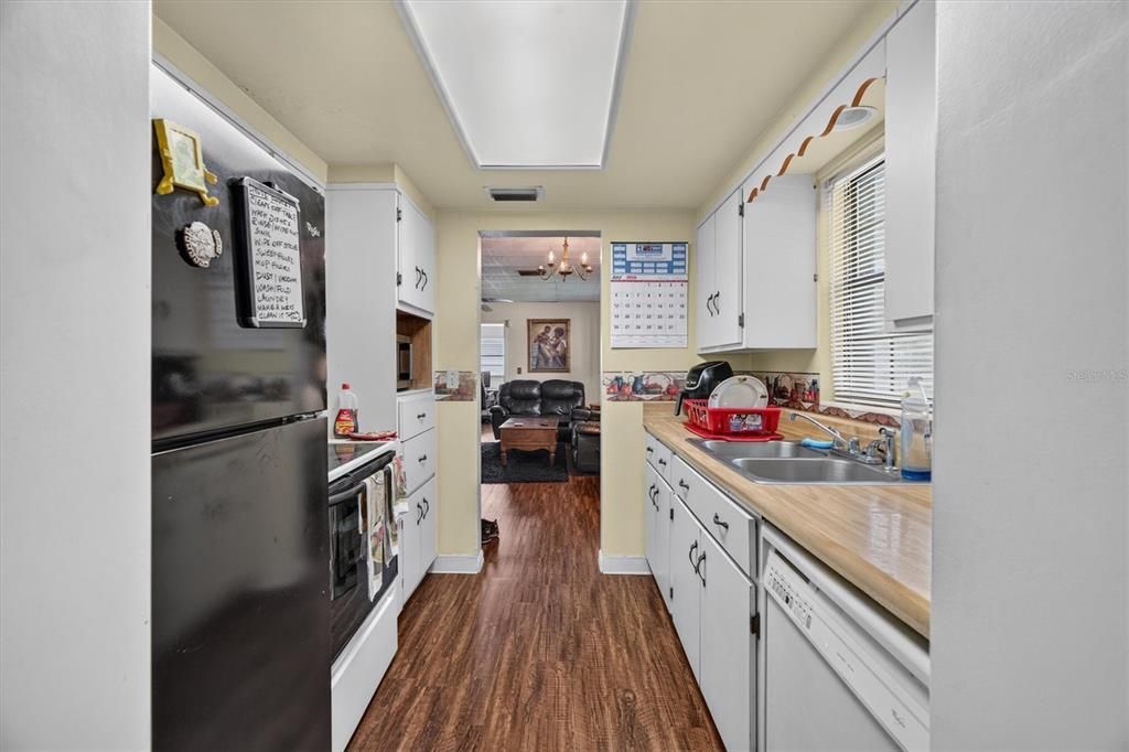 For Sale: $229,000 (3 beds, 2 baths, 1421 Square Feet)