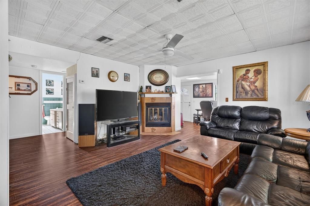 For Sale: $229,000 (3 beds, 2 baths, 1421 Square Feet)