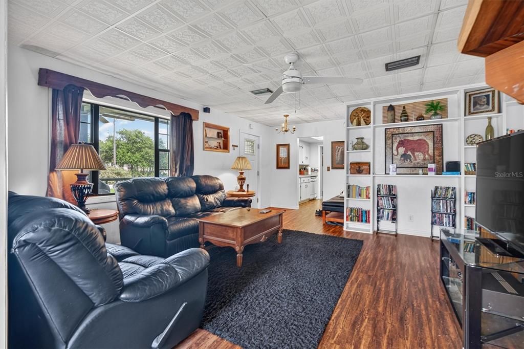 For Sale: $229,000 (3 beds, 2 baths, 1421 Square Feet)