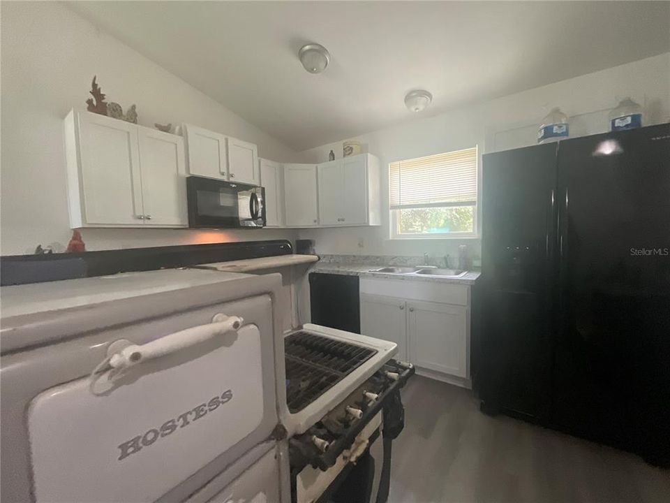 For Sale: $240,000 (3 beds, 2 baths, 1014 Square Feet)