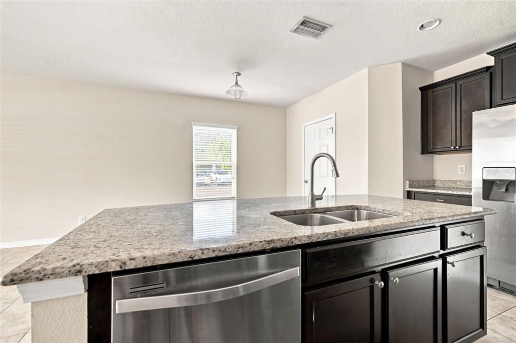 For Sale: $215,000 (2 beds, 2 baths, 1280 Square Feet)