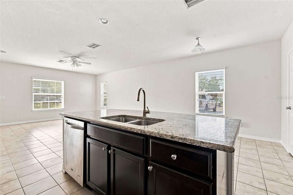 For Sale: $215,000 (2 beds, 2 baths, 1280 Square Feet)