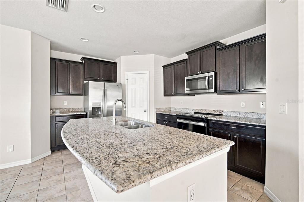 For Sale: $215,000 (2 beds, 2 baths, 1280 Square Feet)
