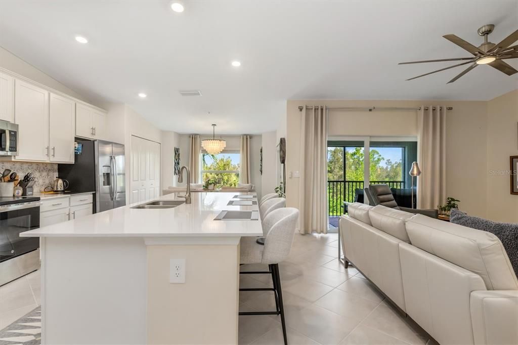 For Sale: $275,000 (2 beds, 2 baths, 1366 Square Feet)