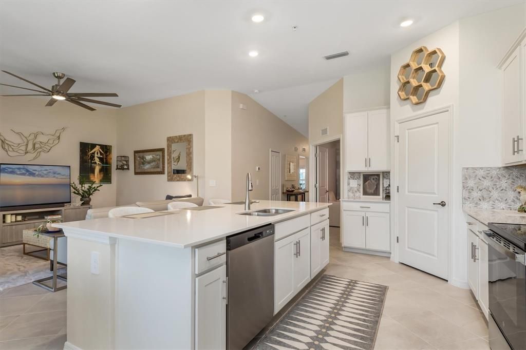 For Sale: $275,000 (2 beds, 2 baths, 1366 Square Feet)
