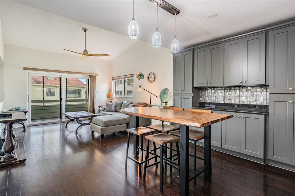 For Rent: $2,750 (2 beds, 2 baths, 1107 Square Feet)