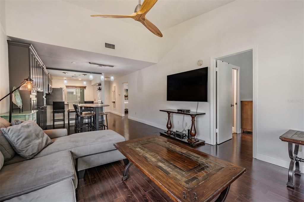 For Rent: $2,750 (2 beds, 2 baths, 1107 Square Feet)