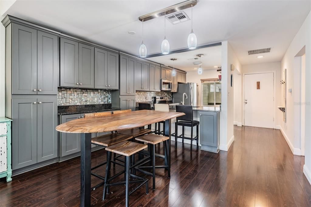 For Rent: $2,750 (2 beds, 2 baths, 1107 Square Feet)