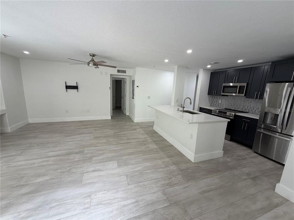 For Sale: $185,000 (2 beds, 2 baths, 1113 Square Feet)