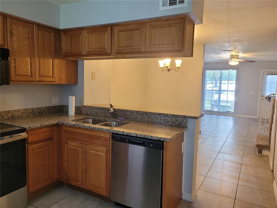 For Rent: $1,800 (2 beds, 2 baths, 1200 Square Feet)