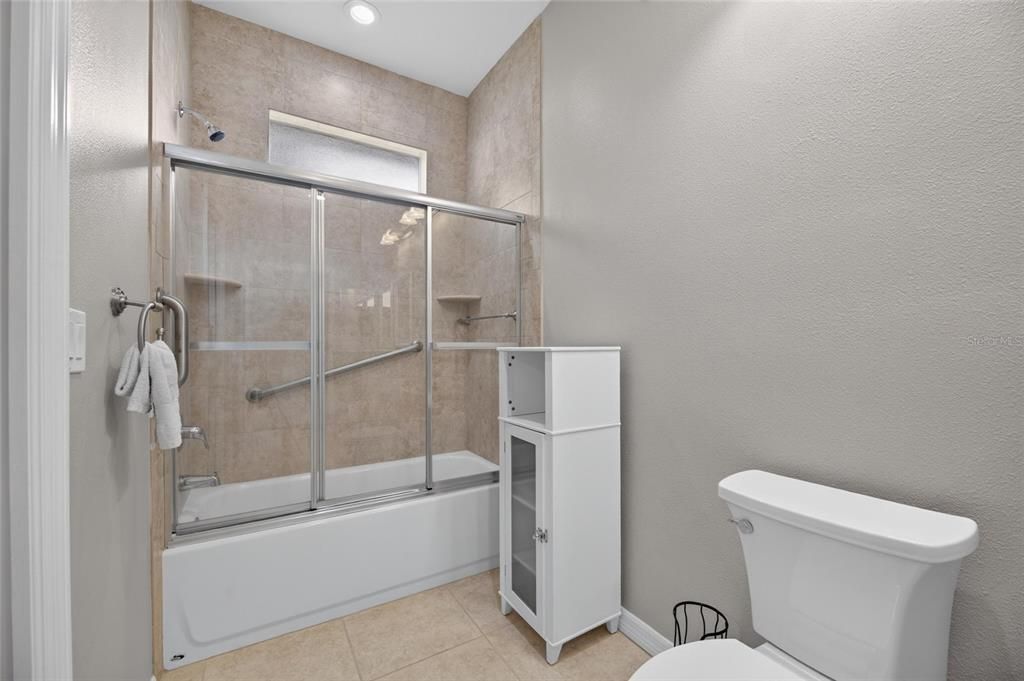 Activo con contrato: $820,000 (4 camas, 3 baños, 3639 Pies cuadrados)