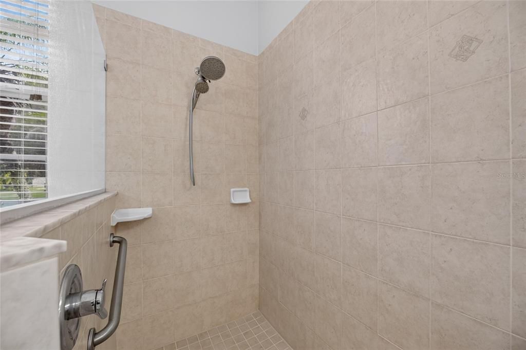 Activo con contrato: $820,000 (4 camas, 3 baños, 3639 Pies cuadrados)