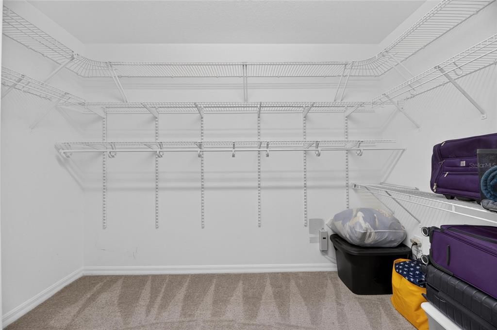 Activo con contrato: $820,000 (4 camas, 3 baños, 3639 Pies cuadrados)