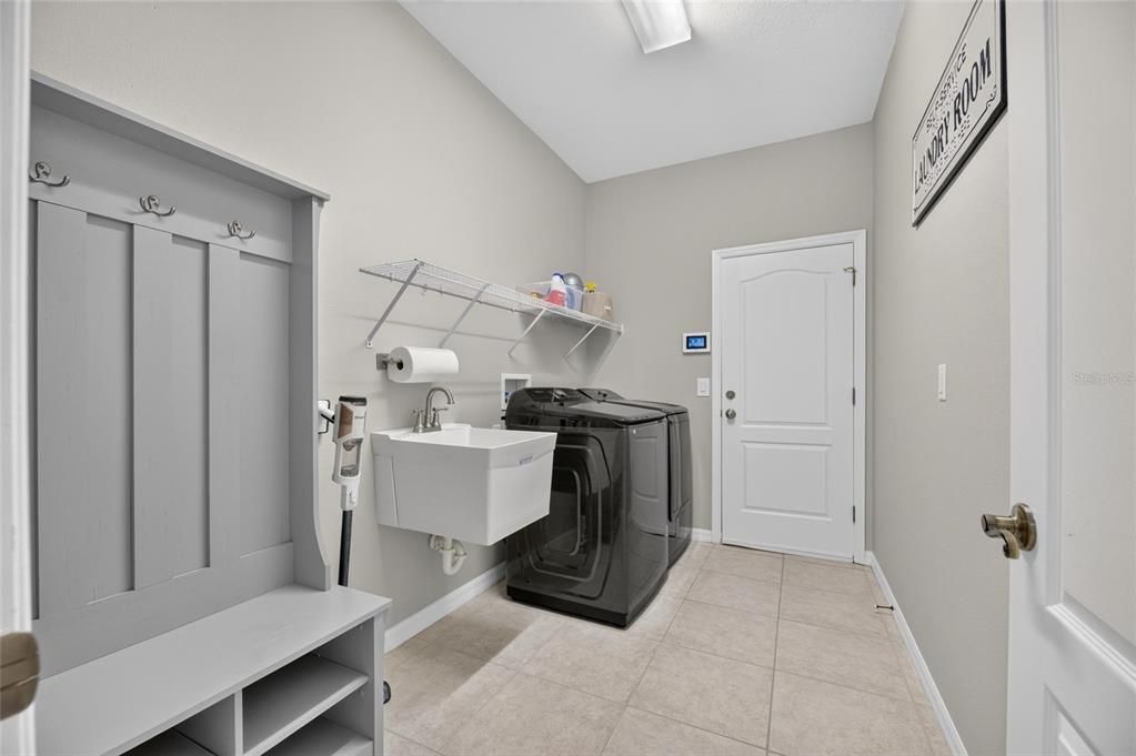 Activo con contrato: $820,000 (4 camas, 3 baños, 3639 Pies cuadrados)
