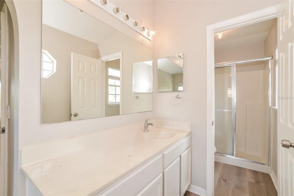 En Venta: $403,900 (5 camas, 2 baños, 2566 Pies cuadrados)
