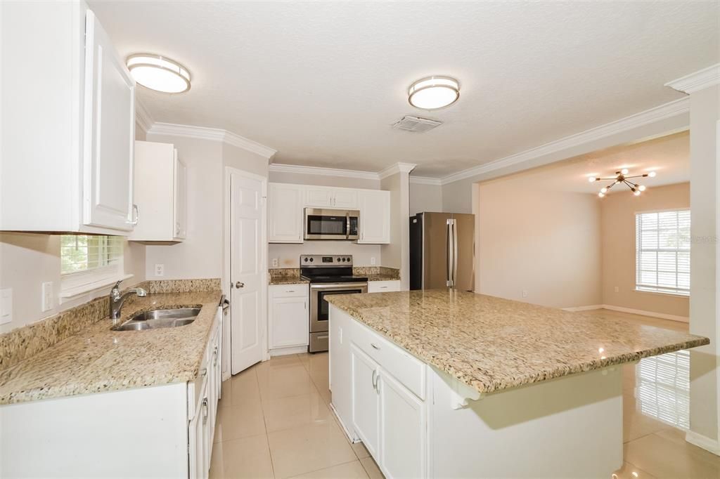 En Venta: $403,900 (5 camas, 2 baños, 2566 Pies cuadrados)