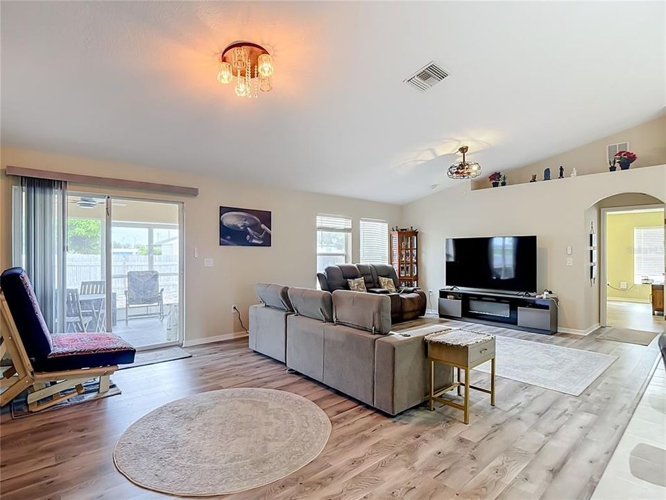 For Sale: $359,000 (3 beds, 2 baths, 2017 Square Feet)