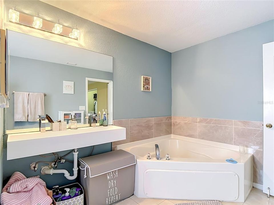 For Sale: $359,000 (3 beds, 2 baths, 2017 Square Feet)