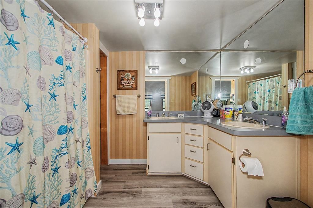 For Sale: $499,000 (3 beds, 3 baths, 2584 Square Feet)