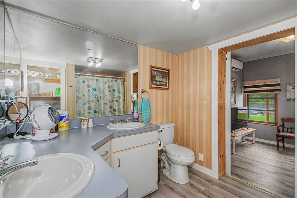 For Sale: $499,000 (3 beds, 3 baths, 2584 Square Feet)