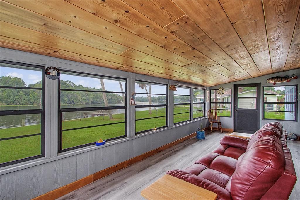 For Sale: $499,000 (3 beds, 3 baths, 2584 Square Feet)