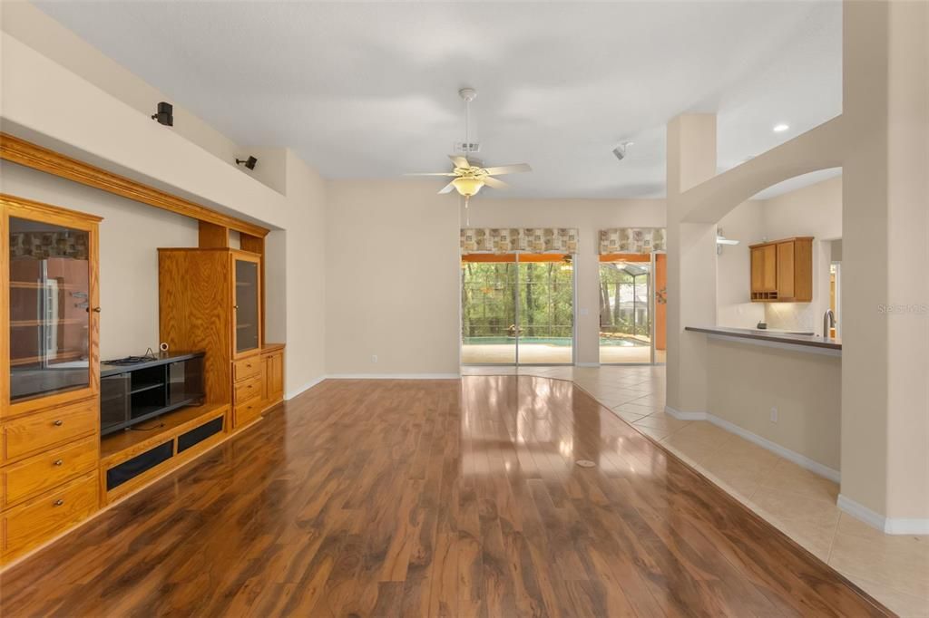 En Venta: $575,000 (4 camas, 3 baños, 2823 Pies cuadrados)