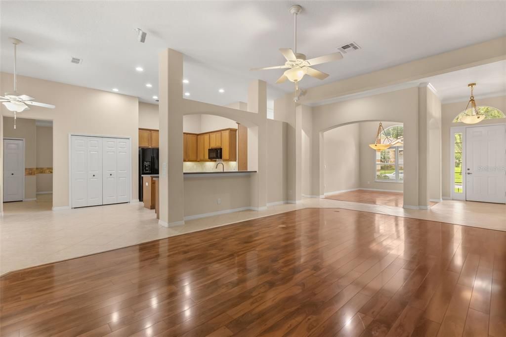 En Venta: $575,000 (4 camas, 3 baños, 2823 Pies cuadrados)
