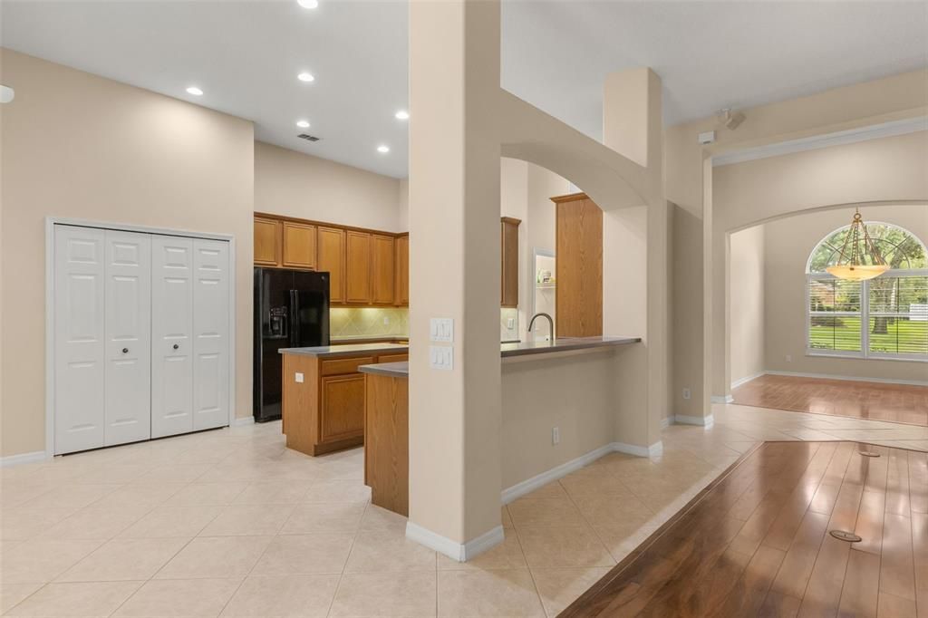 En Venta: $575,000 (4 camas, 3 baños, 2823 Pies cuadrados)