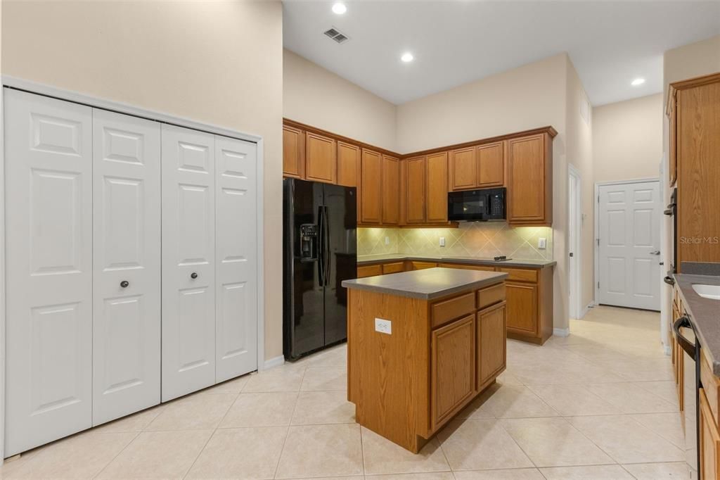 En Venta: $575,000 (4 camas, 3 baños, 2823 Pies cuadrados)