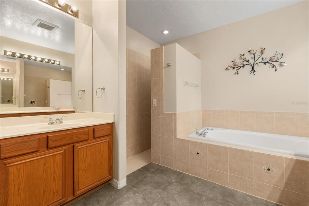 En Venta: $575,000 (4 camas, 3 baños, 2823 Pies cuadrados)