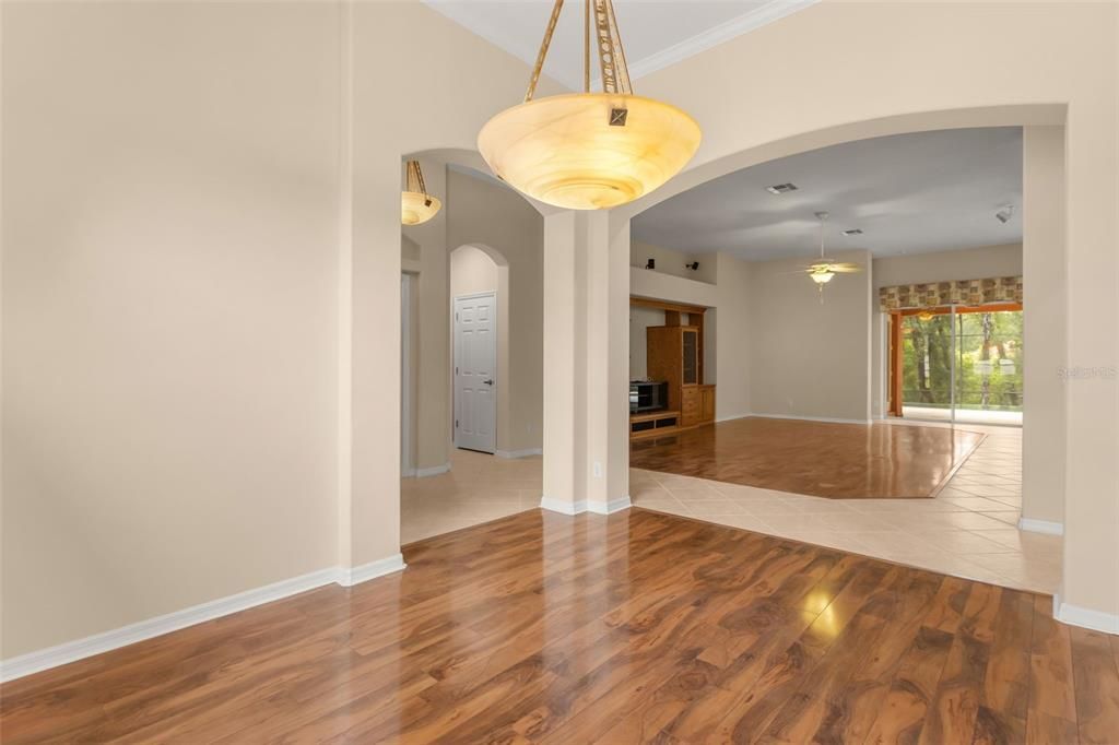En Venta: $575,000 (4 camas, 3 baños, 2823 Pies cuadrados)