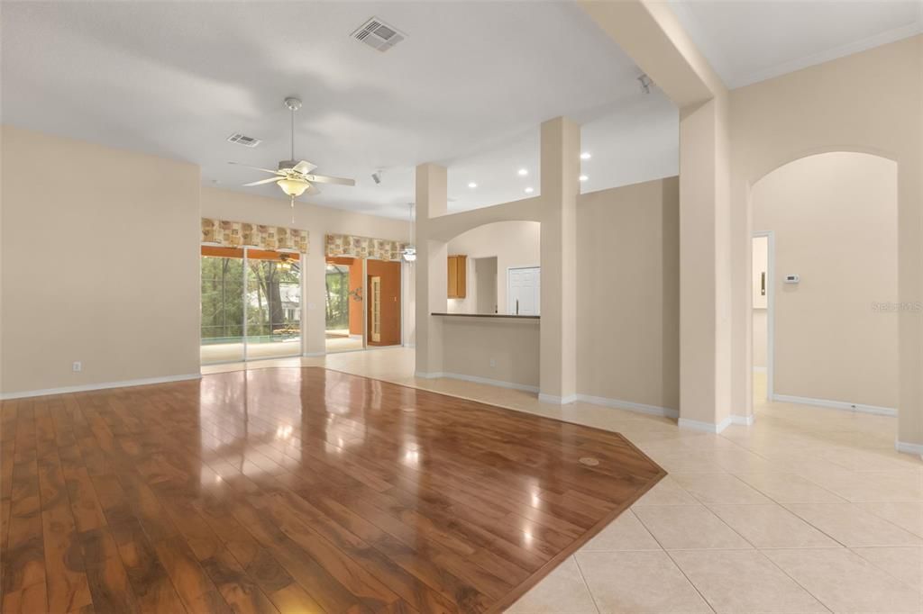 En Venta: $575,000 (4 camas, 3 baños, 2823 Pies cuadrados)