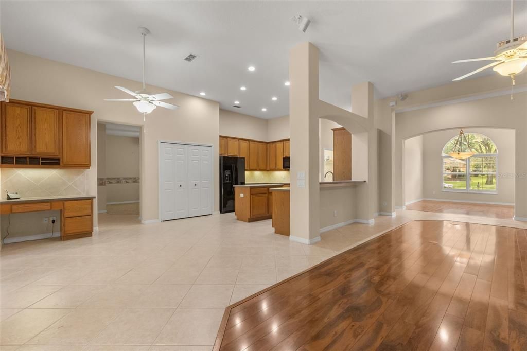 En Venta: $575,000 (4 camas, 3 baños, 2823 Pies cuadrados)