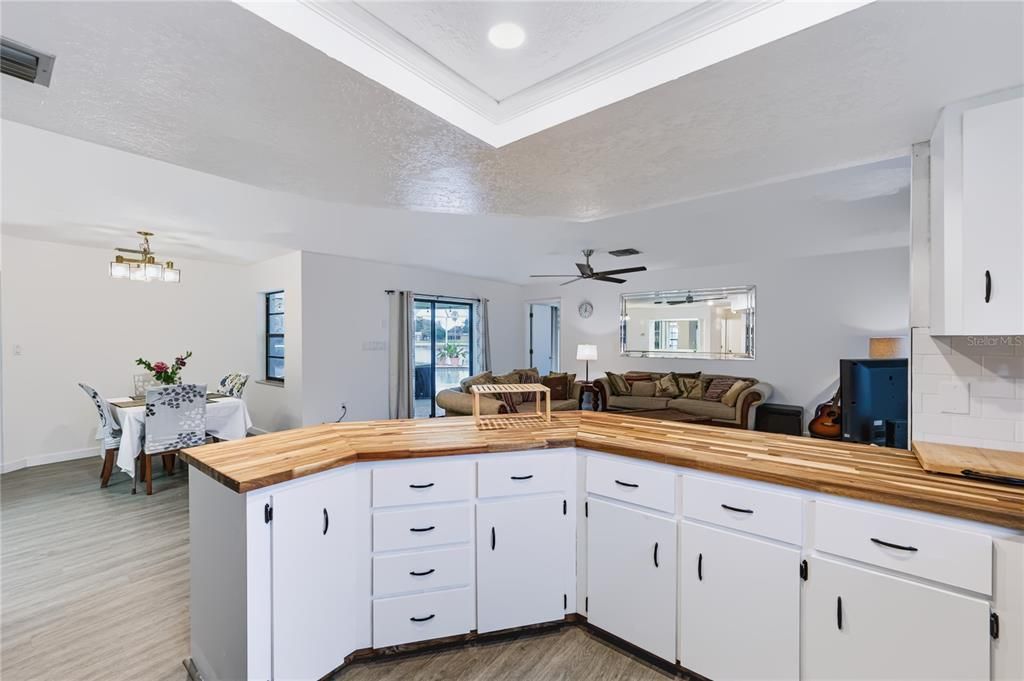 En Venta: $435,000 (3 camas, 3 baños, 2215 Pies cuadrados)