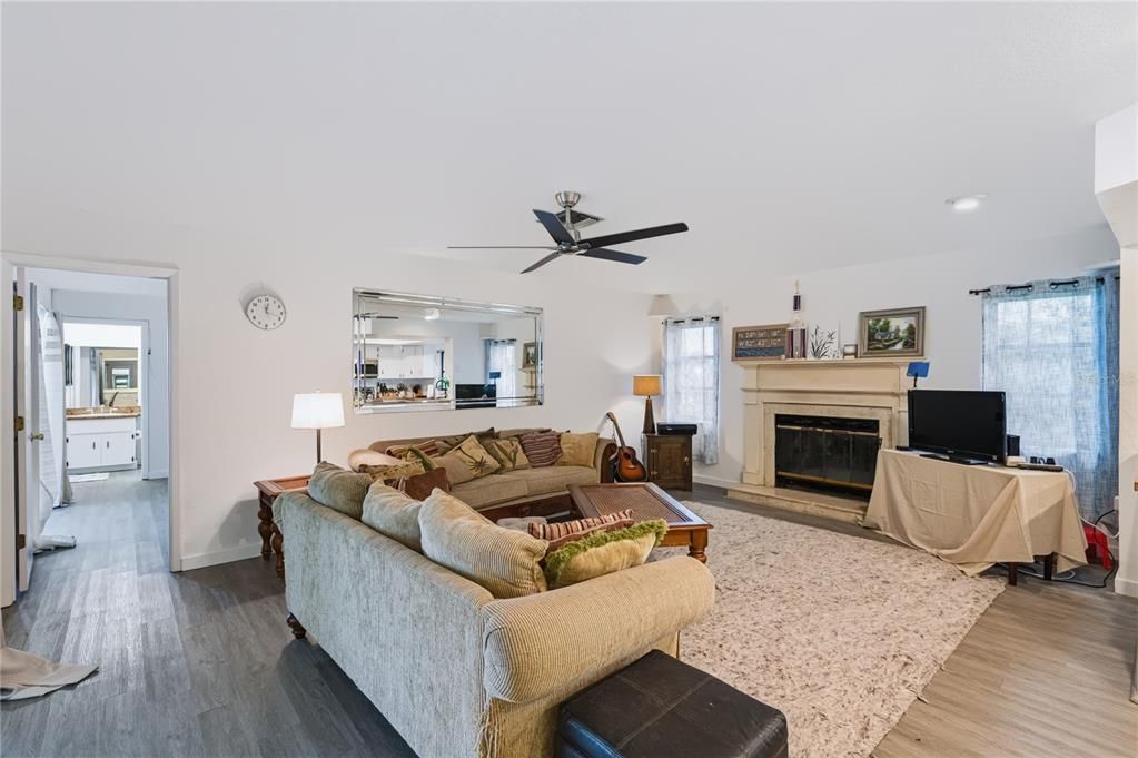 En Venta: $435,000 (3 camas, 3 baños, 2215 Pies cuadrados)