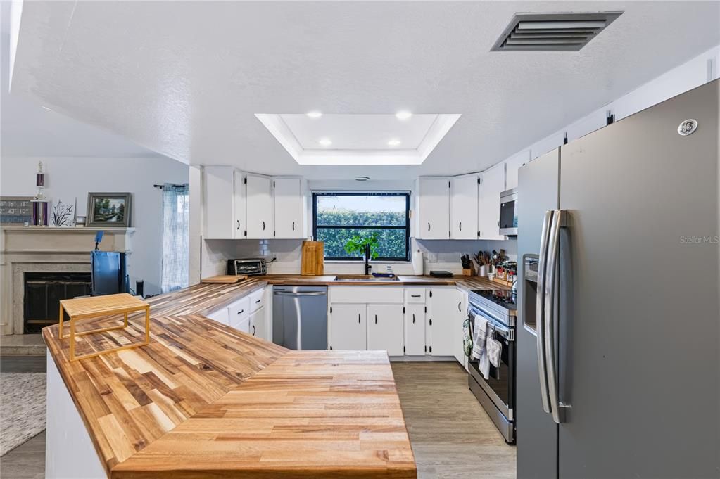 En Venta: $435,000 (3 camas, 3 baños, 2215 Pies cuadrados)