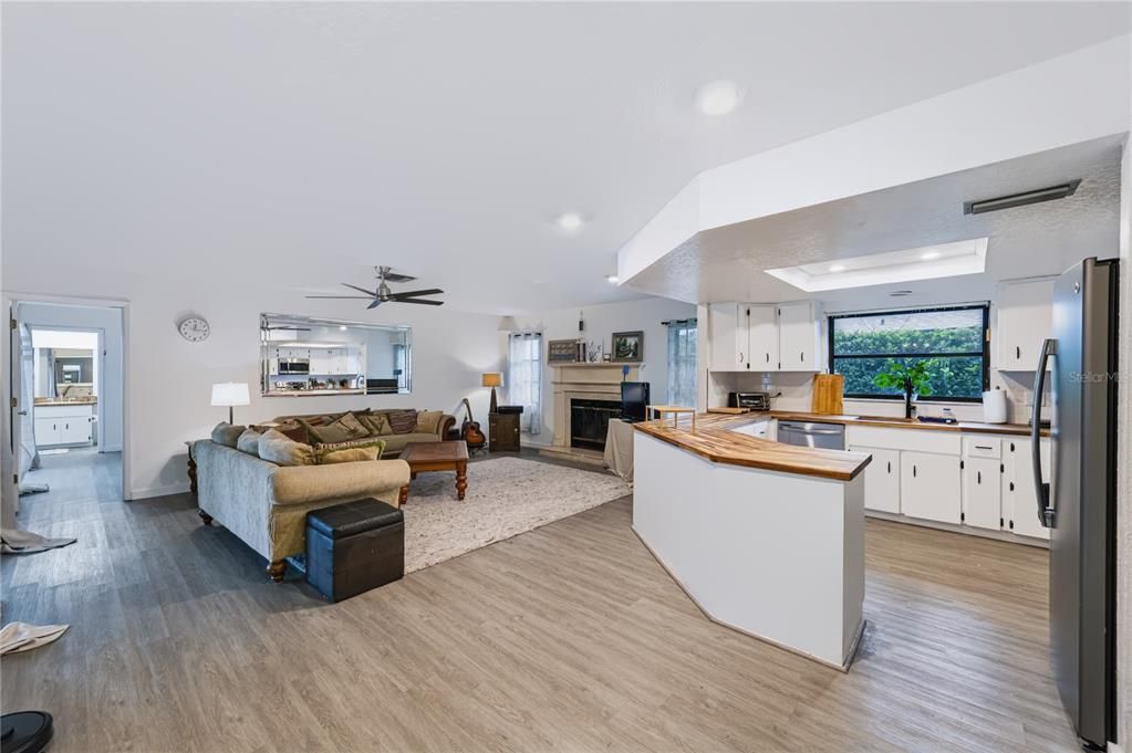 En Venta: $435,000 (3 camas, 3 baños, 2215 Pies cuadrados)