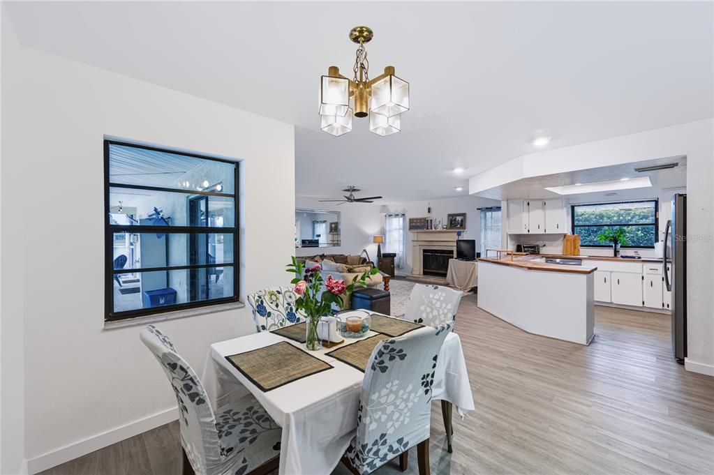 En Venta: $435,000 (3 camas, 3 baños, 2215 Pies cuadrados)