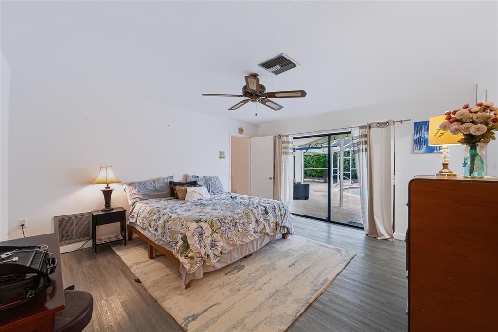 En Venta: $435,000 (3 camas, 3 baños, 2215 Pies cuadrados)