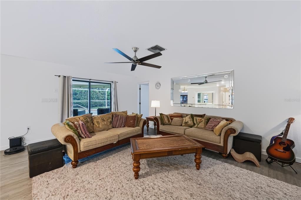 En Venta: $435,000 (3 camas, 3 baños, 2215 Pies cuadrados)