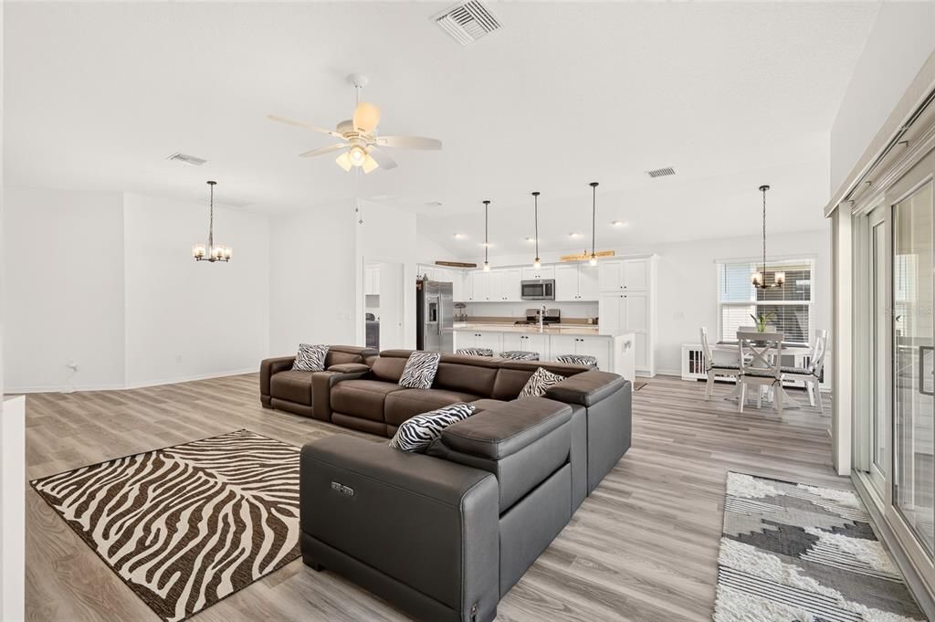 For Sale: $419,900 (3 beds, 2 baths, 1921 Square Feet)