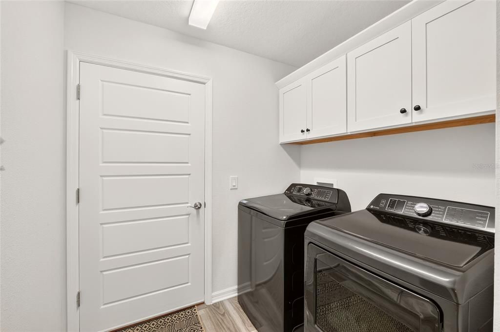For Sale: $419,900 (3 beds, 2 baths, 1921 Square Feet)