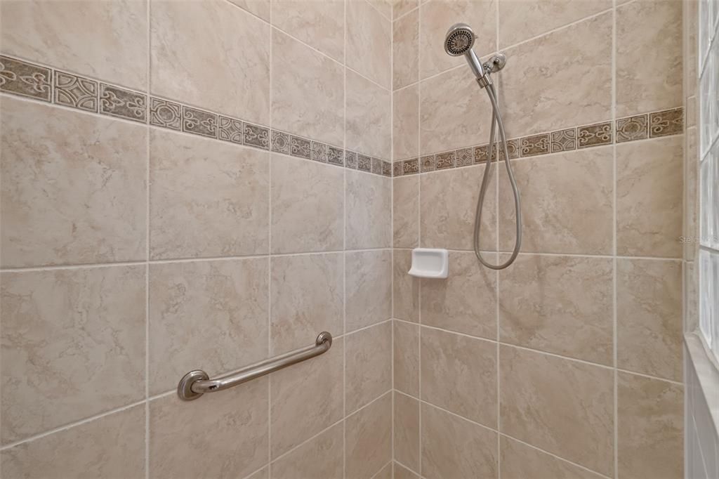 En Venta: $549,900 (3 camas, 2 baños, 2022 Pies cuadrados)