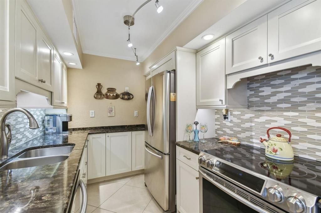 For Rent: $2,800 (2 beds, 2 baths, 1050 Square Feet)
